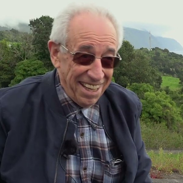 Clímaco Ferreira da Cunha a sorrir, com a paisagem verde de São Jorge ao fundo